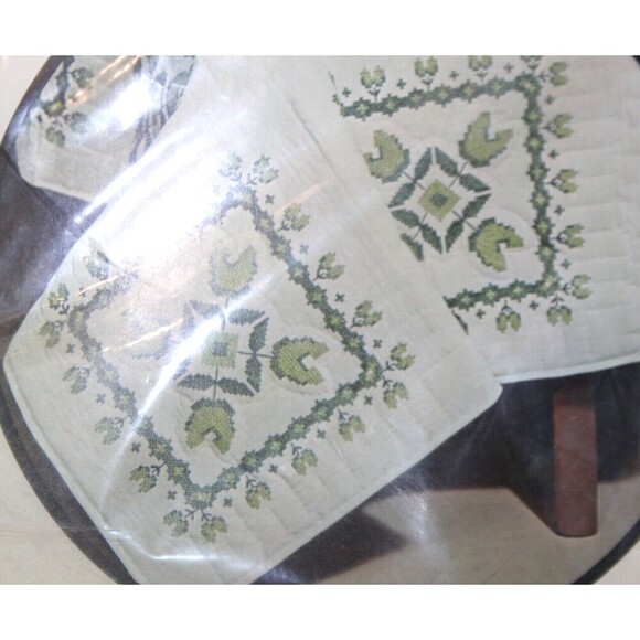 Vogart Crafts Stamped Quilt Blocks No. 8241C Cross Stitch Flower Patch 14" Squar - Picture 5 of 7